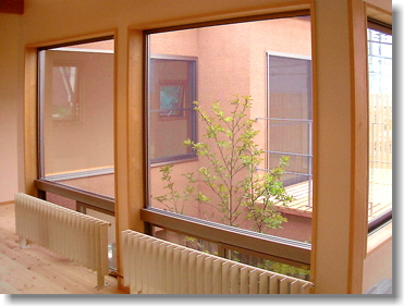 ナツツバキの家　２階リビングから見た中庭写真