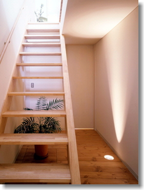 白のプリズム　階段写真