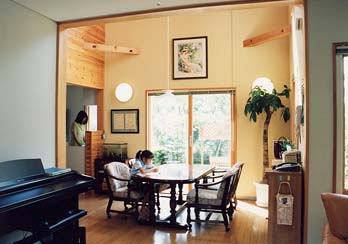 Eyestop House in Aomori　リビングから吹抜の食堂を見た写真